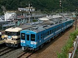 2009年、中部天竜駅構内で展示された、登場時の塗色に戻された119系と117系。