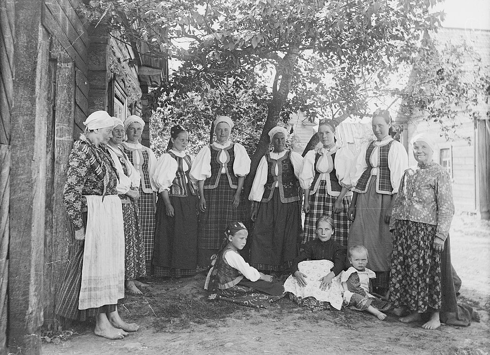 Ингерманландки-савакоты в национальной одежде. Деревня Куйворы. 1911 год