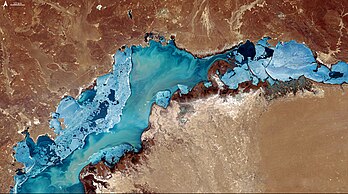 Le lac Balkhach (Kazakhstan) photographié par un Sentinel-2 à la saison de la fonte des glaces. (définition réelle 4 444 × 2 477)