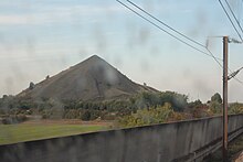 Vue sur le terril de Sainte-Henriette, depuis un TGV circulant sur la LGV.