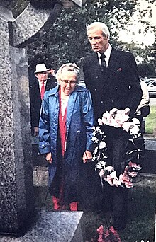 Titanic survivor Louise Pope and Halifax, Canada, Mayor Ronald Wallace at graves of Titanic victims
