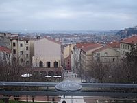 Vue sur Lyon depuis la partie supérieure, aménagée en jardins