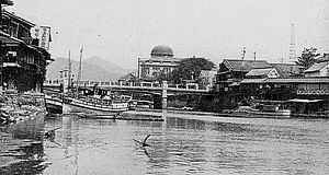 元安橋越しに見た広島県立商品陳列所（1930年ごろ）