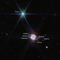 ジェイムズ・ウェッブ宇宙望遠鏡が2022年に近赤外線で撮影した海王星と衛星。周囲に7つの衛星が確認できる。