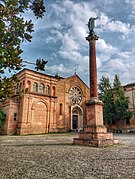 Piazza San Domenico, con la statua in bronzo di San Domenico sulla sommità della colonna e la basilica sullo sfondo