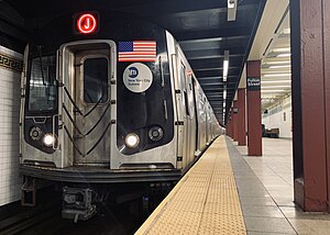 フルトン・ストリート駅に停車するJ系統（R160A形電車）