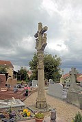 La croix de cimetière du XVIe siècle.