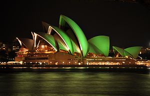 בית האופרה של סידני מואר בצבע ירוק ביום פטריק הקדוש. המבנה בעל הצורה המזכירה מפרשים של אונייה או קונכיות, הפך לאייקון של העיר סידני.