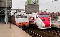 日本国外の優等列車 左：TEEに使用されたイタリアのセッテベッロ（ETR300型電車） 右：台湾の自強号（左）と普悠瑪号（右）