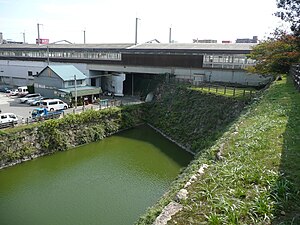 保存すべく石垣の縁の上を跨いで三原駅は建設された。