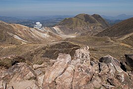 久住山から見た硫黄山と三俣山（右奥）