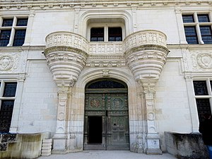 Logis, Eingangsportal, Eingangstüren mit seinem Wappen links und ihrem rechts