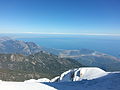 Blick von der Aussichtsplattform der Bergstation des Tahtalı. Im Vordergrund die Stadt Kemer, im Hintergrund die Metropole Antalya.