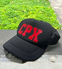 Boné estilo caminhoneiro na cor preta, conta com a sigla CPX em letras vermelhas na frente.