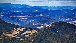 Vue depuis le Pech de Bugarach au loin le château de Puivert.