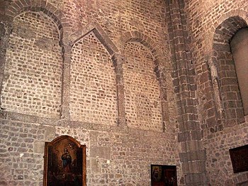 Triplet à mitre de baies aveugles côté intérieur d'un transept (Auvergne).