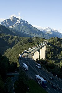 Le pont de l'Europe avec le pic du Serles (2 717 m) au second plan.