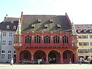 Veduta dell'edificio del Kaufhaus, che si affaccia sulla parte meridionale del Münsterplatz