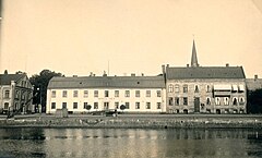 Hotell Svea och kajen för kustångarna, troligen 1920-talet. Till vänster syns en hamnkran och skymtar det nu rivna Gamla rådhuset.