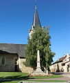 Monument aux morts et église de Saint-Vulbas.