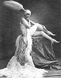 Mistinguett au Moulin-Rouge en 1921.