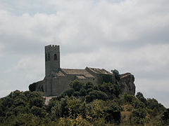 Vue d’une église fortifiée.