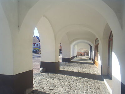 Arcades autour de la place.