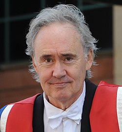 Nigel Planer efter att ha fått sitt hedersdoktorat vid Edinburgh Napier University år 2011.