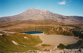 Vue du mont Ruapehu avec l'un des Tama Lakes au premier plan, en 2002.