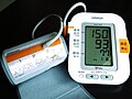 手臂式電子血壓計，顯示150/93的偏高血壓，脈搏每分鐘77次