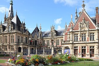 Palais Bénédictine, à Fécamp, où se mêle néo-Renaissance et néo-gothique, 1882-1888.