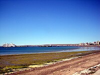 Muelle de la ciudad preparado para recibir cruceros de envergadura y diversas embarcaciones.