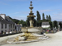 Saint-Jean-du-Doigt : fontaine monumentale (1691).