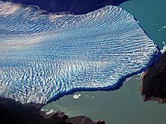 Vista aérea del glaciar donde se observa cómo logra seccionar el brazo Rico del canal de los témpanos (imagen del 2005).