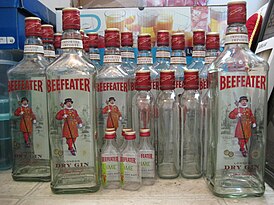 Различные типы бутылок джина Beefeater