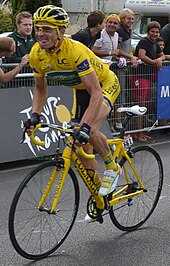 Photographie de Thomas Voeckler portant le maillot jaune lors de la 15e étape du Tour de France 2011