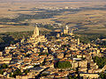 Competición semejante entre el Alcázar de Segovia y la Catedral, que vence fácilmente al estar situada en el punto más alto de la ciudad.