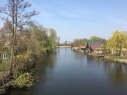 Низовье реки в городе Шван