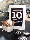 Wikipedijini bedževi i plakat izrađeni za desetu obljetnicu Wikipedije