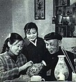 1964-09 1964年 右侧为醴陵瓷器工匠吴寿裿