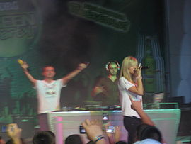Activ performing at Mega Discoteca Tineretului in Costinești, (foreground) Oana, (background) Rudi and Avi