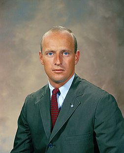 Portrait de Charles Conrad, astronaute américain, notamment commandant de la mission Apollo 12 et troisième homme ayant marché sur la lune. (définition réelle 3 671 × 4 532)