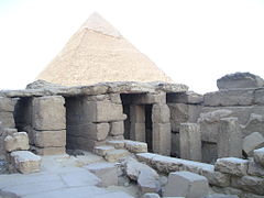 Vue sur les salles jouxtant la chapelle du culte de Mykérinos à l'ouest de son temple funéraire