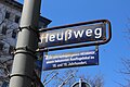 Der Schrift bei Holstenstraße noch ähnlicher als Unzerstraße, aber mit Unterlänge beim ß und damit vielleicht noch schöner; evtl. der Winkel beim Strichende vom kleinen e nicht derselbe