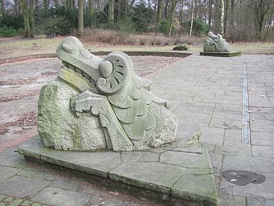 Wasserspeiende Drachenköpfe am Planschbecken, sie hielten ursprünglich die Stahltrossen der Brücke zur Gurlitt-Insel[18]