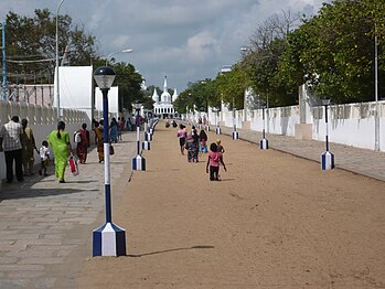 Peregrinos caminhando de joelhos em direção à lagoa