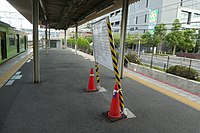 傾いた時刻表（JR大和路線久宝寺駅）