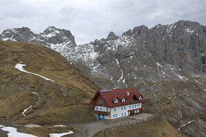 Die Marinellihütte vor der Hohen Warte