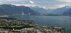 Vue de la Riviera vaudoise et du mont d'Arvel à gauche dominant Villeneuve. La carrière d'Arvel marque particulièrement le paysage de la région.