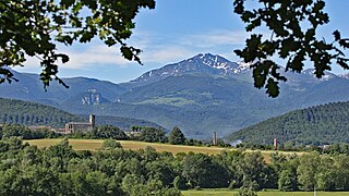 L'église du Saint-Sacrement, au loin le pic de Soularac et le château de Montségur.